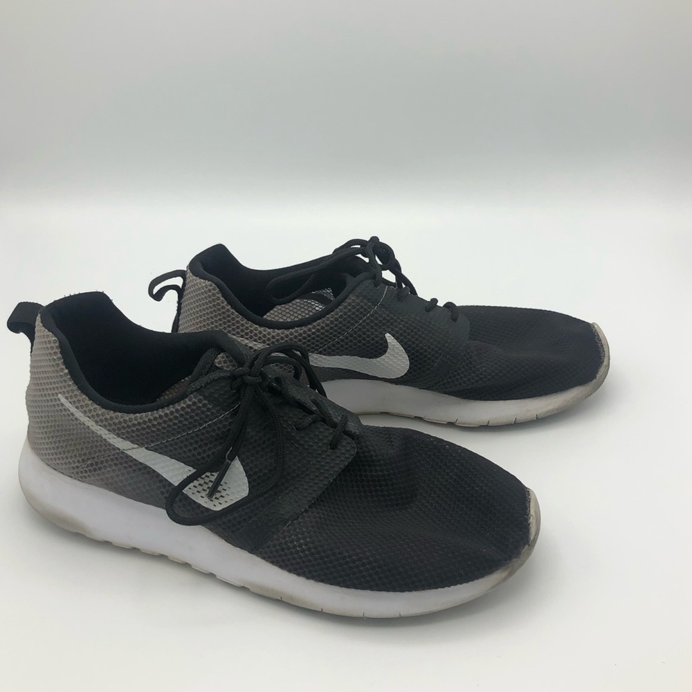 Black Nike Roche